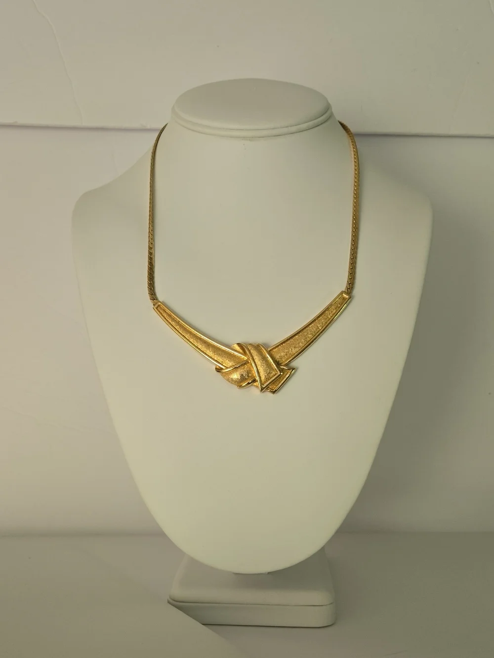 Avon Vintage Gold Plated Sculpted Pendant Necklace